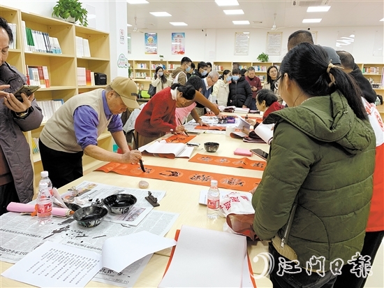 書法家現(xiàn)場書寫春聯(lián)，為退役軍人和群眾送上新春祝福。
