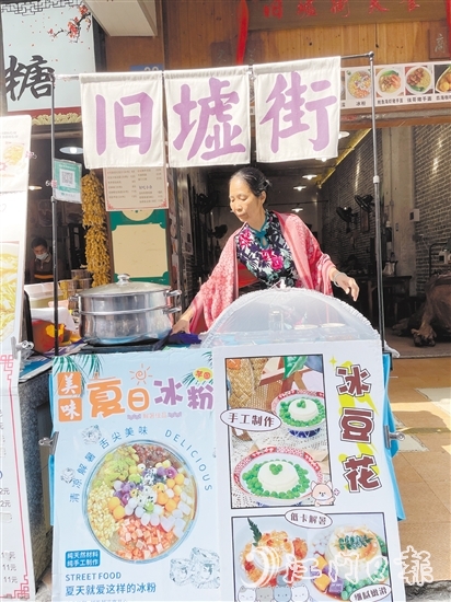 黃綺屏在店門口支起了小攤，既接地氣又有特色，吸引過(guò)往行人關(guān)注。