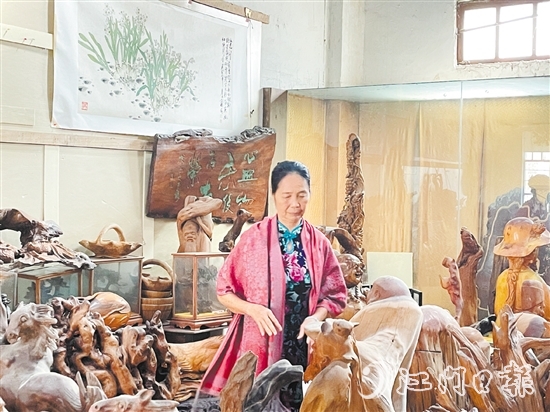 黃綺屏和她的根雕藝術(shù)藏品。