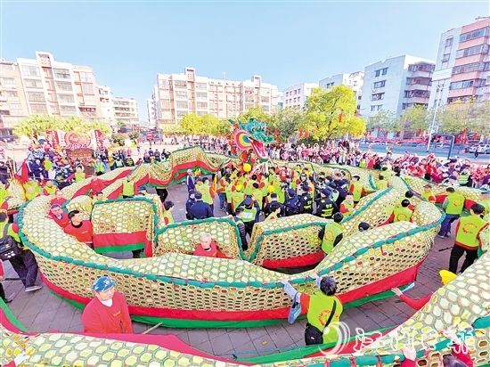 新會(huì)區(qū)三江鎮(zhèn)舉行金龍巡游活動(dòng)。