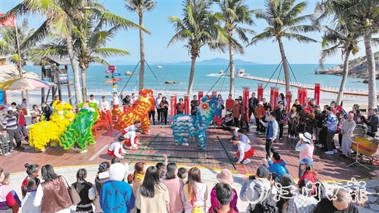 春節(jié)假期，那琴半島景區(qū)舉行舞獅等多彩活動(dòng)，吸引眾多游客前來(lái)游玩。