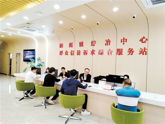 市民群眾在新會(huì)區(qū)睦洲鎮(zhèn)綜治中心辦理業(yè)務(wù)。