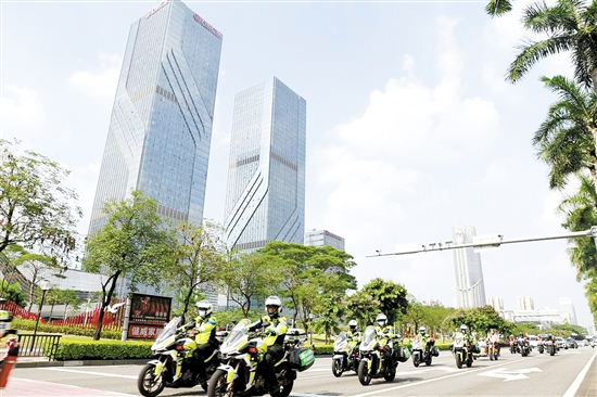江門公安交警開展交通安全巡查。