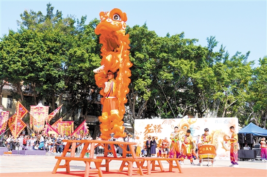 長堤歷史文化街區(qū)舉行江門市龍獅巡游。圖為醒獅高樁表演。