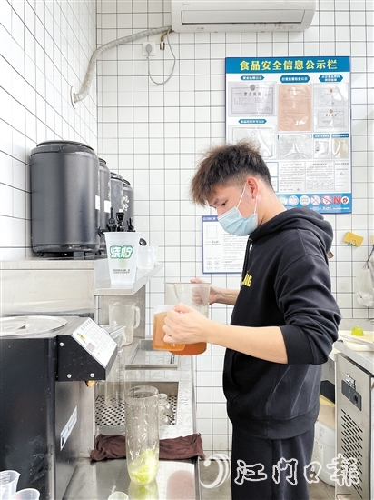 茶飲店工作人員加班加點制作茶飲。