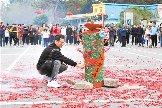 “燒花炮”鬧元宵是棠下鎮(zhèn)傳統(tǒng)民間習(xí)俗。