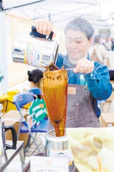 在咖啡博覽會(huì)上可以近距離感受咖啡茶飲師的風(fēng)采。