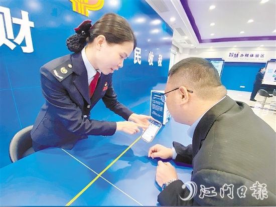 稅務工作人員指導市民如何使用數(shù)字人民幣繳費。市稅務局提供