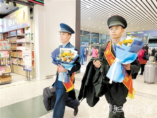 巧合的是，馮伙林（左）、吳永源乘坐了同一班飛機，更巧的是，他們相鄰而坐。