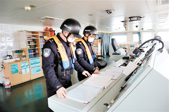 民警檢查船舶日志。