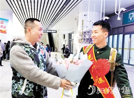為退役軍人送上鮮花，歡迎他們返鄉(xiāng)。