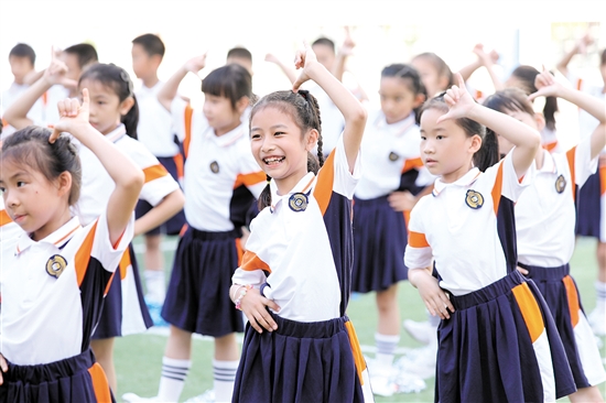 江海學(xué)子神采奕奕，朝氣蓬勃。