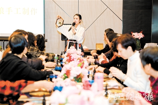 江門農(nóng)商銀行舉辦“花漾女神，如悅春風(fēng)”邑興高端客戶嶺南風(fēng)韻臻享之旅活動。