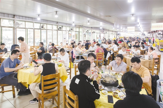 棠下鎮(zhèn)五洞牛肉美食街生意十分火爆，壯大了村集體經(jīng)濟，增加了村民收入。
