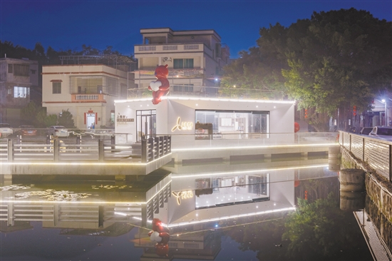 杜阮鎮(zhèn)上巷村是省首批“百千萬工程”典型村。上巷書吧以清幽的環(huán)境吸引村民前來悅讀。