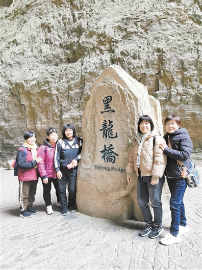 “邑起游”首發(fā)團團友一起合影留念。