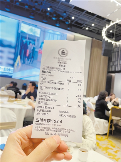 不少茶樓會(huì)同時(shí)收取茶位費(fèi)和服務(wù)費(fèi)。