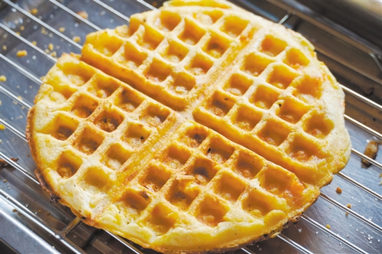 臺山爐底糍外貌與華夫餅十分相似。