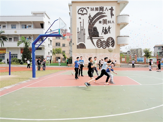 棠下鎮(zhèn)中心小學(xué)，課間不少學(xué)生來到操場打籃球。