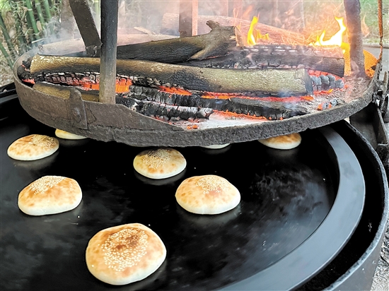 恩平燒餅是恩平傳統(tǒng)特色小吃，剛出爐的燒餅，表面金黃，軟糯香脆。