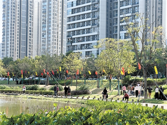 市民外出旅行時(shí)要遵守文明旅游要求，不亂扔垃圾，不踐踏花草。