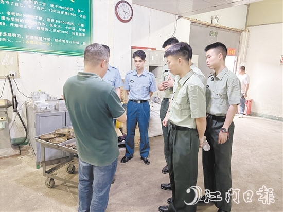 圣堂鎮(zhèn)組織退役軍人走進企業(yè)參觀學習。