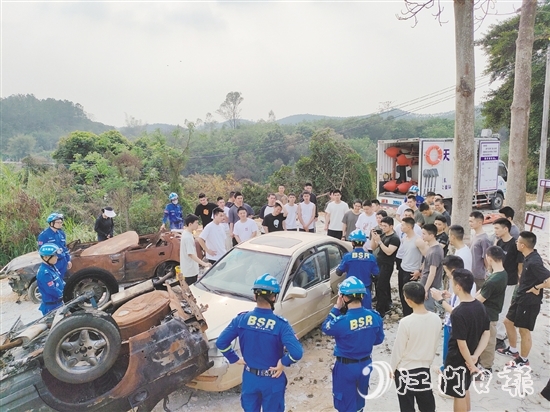 退役軍人參加地震救援實(shí)戰(zhàn)化訓(xùn)練。
