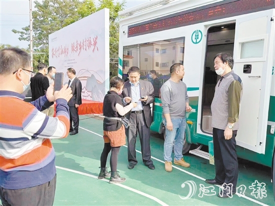 江門“振興號(hào)金融動(dòng)車”為市民提供金融服務(wù)。