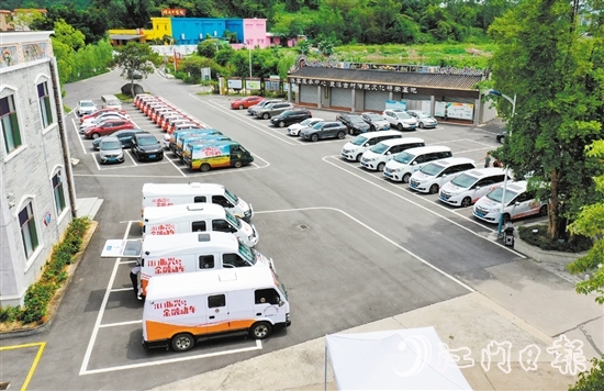 我市完成29輛江門“振興號(hào)金融動(dòng)車”改造工作，在全國(guó)首創(chuàng)“金融服務(wù)、政務(wù)服務(wù)、生活服務(wù)、電商服務(wù)”于一體的農(nóng)村金融移動(dòng)服務(wù)“江門模式”。