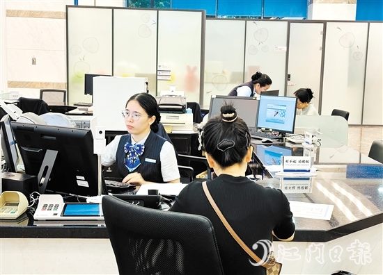 市民在銀行柜臺(tái)辦理房貸有關(guān)業(yè)務(wù)。