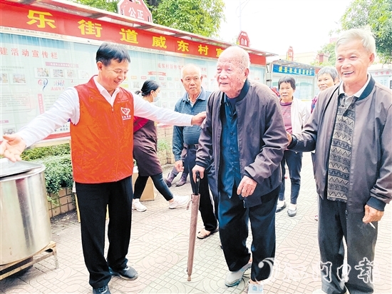 在李澤偉的引導(dǎo)下，威東村積極探索嵌入式養(yǎng)老服務(wù)體系。圖為李澤偉參加關(guān)愛(ài)老人志愿服務(wù)。