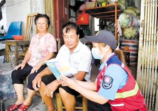 網(wǎng)格員開展入戶宣傳，及時(shí)捕捉基層“弱信號(hào)”，通過“粵平安”云平臺(tái)上報(bào)。