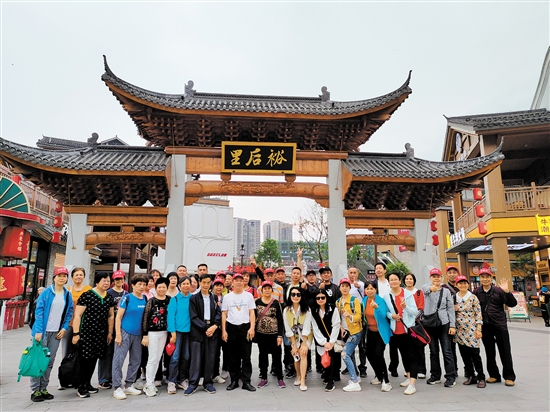 “湘”遇郴州首發(fā)團(tuán)在裕后街合影留念。