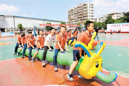 發(fā)展小學(xué)陽光心理節(jié)上，學(xué)生們玩起了團(tuán)隊(duì)游戲。