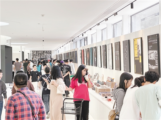 先鋒書店把華南首店開進(jìn)開平市塘口鎮(zhèn)強(qiáng)亞村，打造田野邊的“精神糧倉(cāng)”。