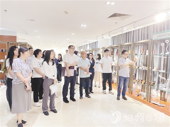 會后江門金融系統(tǒng)代表參觀小崧股份。