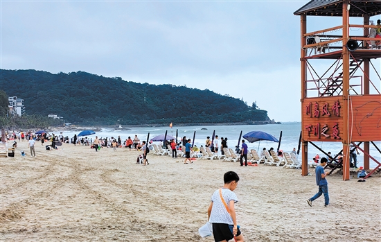 川山群島旅游度假區(qū)是我市傳統(tǒng)熱門景區(qū)。圖為五一假期下川島景區(qū)一瞥。