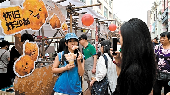 非遺展示及銷售攤位前，參觀、駐足選購的市民游客絡(luò)繹不絕。