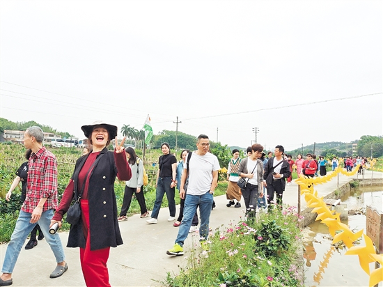 游客在三泉灣僑文化基地游玩，欣賞周邊美景。
