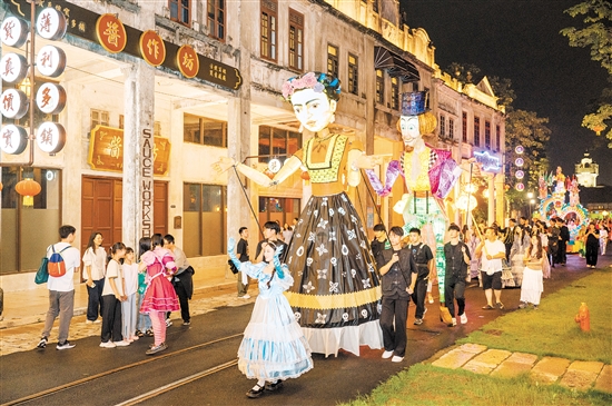 赤坎華僑古鎮(zhèn)活動豐富，吸引游客圍觀。