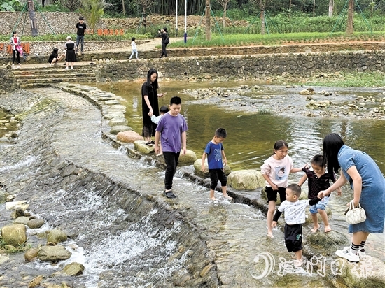 那吉鎮(zhèn)城圍村的十里河灘石谷成為市民、游客戲水游玩的好去處。