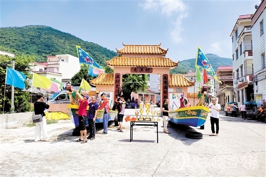 各參賽隊伍請出龍船，為參加海上龍舟賽進行訓練。