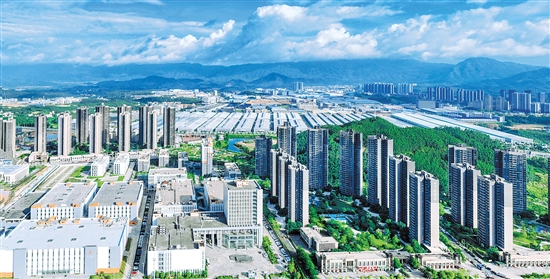 鶴山工業(yè)城（共和鎮(zhèn)）錨定創(chuàng)建省級(jí)樣板中心鎮(zhèn)、美麗圩鎮(zhèn)省級(jí)示范樣板的目標(biāo)任務(wù)，不斷優(yōu)化城鎮(zhèn)配套服務(wù)。共和鎮(zhèn)供圖