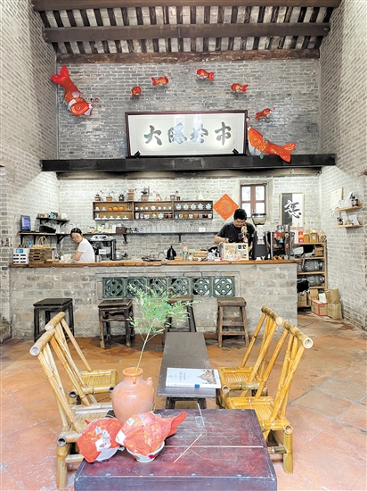 不少“咖啡創(chuàng)客”把門店開進獨具古韻的老屋里，賦予了咖啡新的價值與內(nèi)涵，受到了消費者的喜愛。