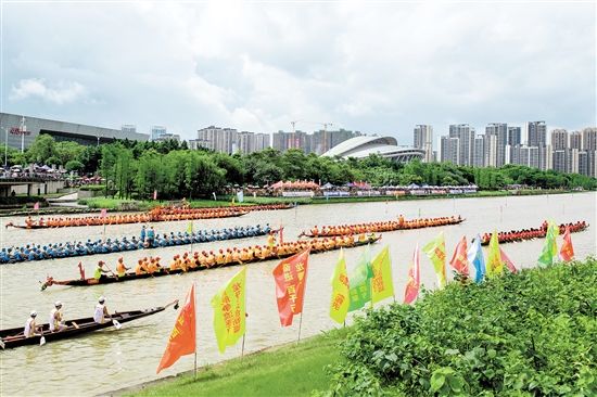 蓬江區(qū)棠下鎮(zhèn)龍舟競渡在天沙河濱江新區(qū)河段舉行。江門日報記者