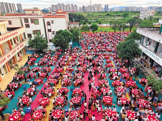 蓬江區(qū)棠下鎮(zhèn)大林村的龍舟飯盛大開席。