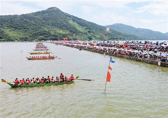 臺山市川島鎮(zhèn)下川島第六屆龍舟賽在下川島略尾社區(qū)大灘圍龍舟基地舉行，群“龍”戲水，海上龍舟賽盡顯臺山魅力。甘文海