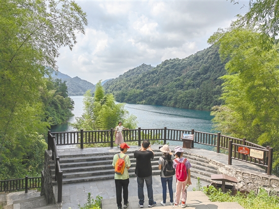 在郴州小東江，團(tuán)友可以欣賞到如仙境般的美景。