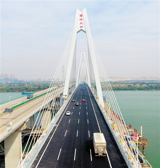 改擴(kuò)建后的中江高速完成八車道拓寬，有效提高了市民對接深中通道的便捷度。