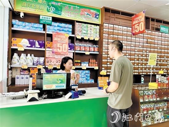 退役軍人在藥店里使用優(yōu)待證可優(yōu)惠購買藥品。